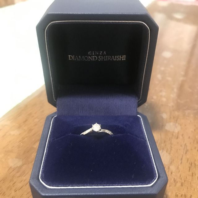【銀座ダイヤモンドシライシの口コミ】 柔らかいウェーブのリングに、大きなダイヤモンドが着いています。これだ…