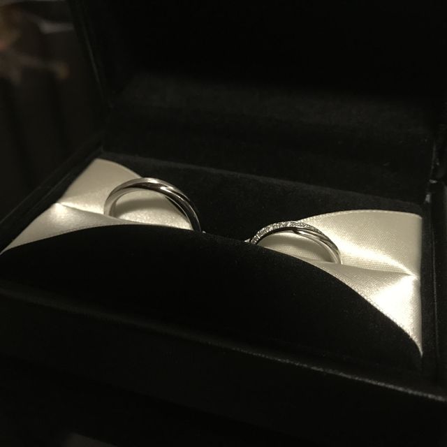 【エクセルコダイヤモンド(EXELCO DIAMOND)の口コミ】 エンゲージリングと重ね付けをする前提でシンプルなストレートな形、かつ…