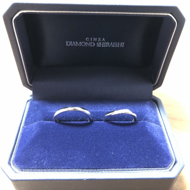 【銀座ダイヤモンドシライシの口コミ】 シンプルなデザインで大変気に入っています。
女性側のデザインには控えめ…