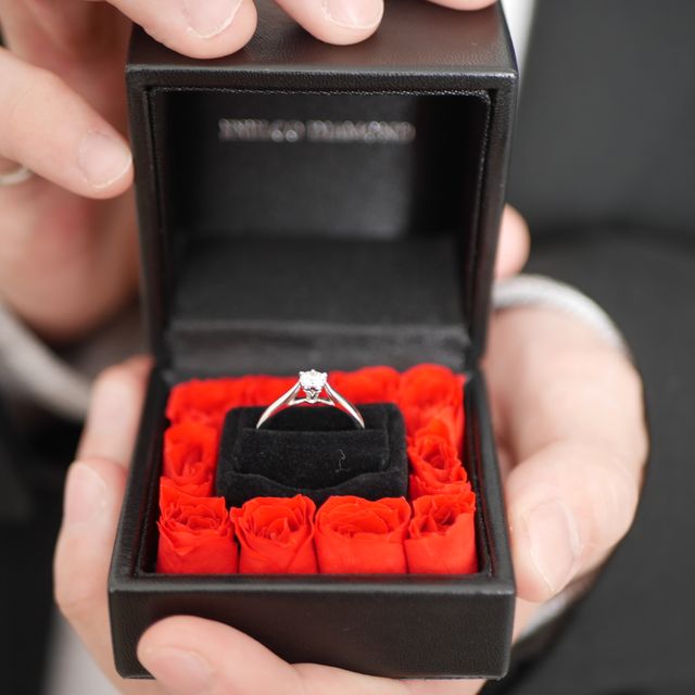 【エクセルコダイヤモンド(EXELCO DIAMOND)の口コミ】 指輪のデザインが建築の柱から来ていたところが1番の決め手です。
他にも…