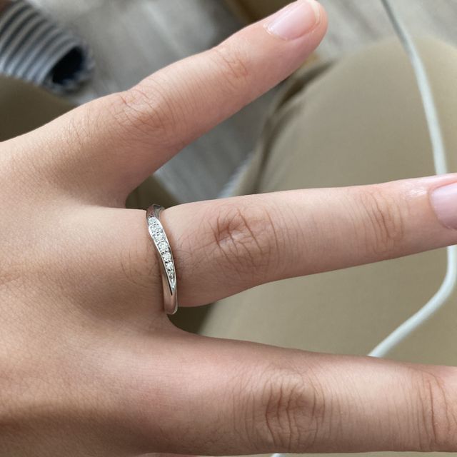 【銀座ダイヤモンドシライシの口コミ】 デザインがシンプルで気に入ったからです。
違う店に比べて最初は安かった…