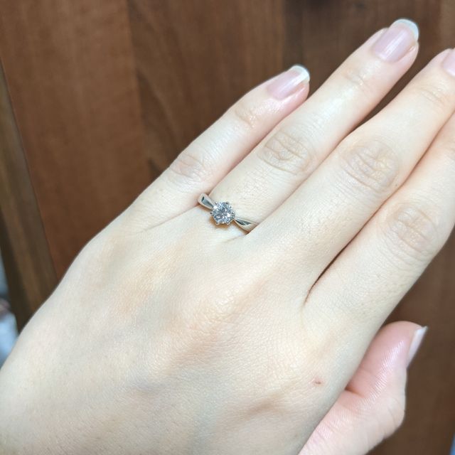 【ラザール ダイヤモンド(LAZARE DIAMOND)の口コミ】 ダイヤモンドの輝きはもちろん、シンプルなデザインで付け心地が良く、ダ…