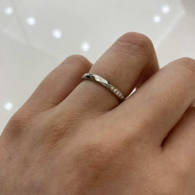 【4℃ BRIDAL(ヨンドシーブライダル)の口コミ】 華奢なデザインですが、シンプルすぎず、プラチナもダイヤモンドも見える…