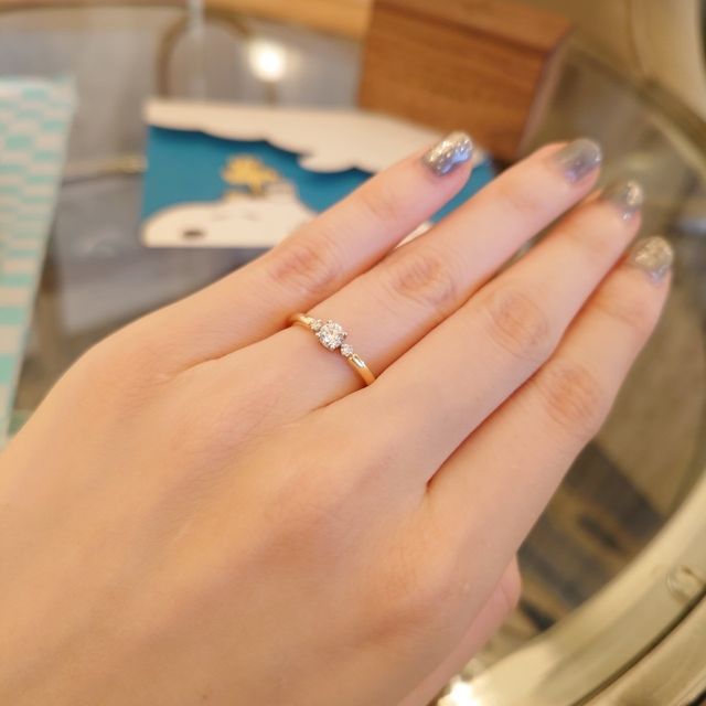 【PORTADA(ポルターダ)の口コミ】 デザイン:シンプルなリングデザインに主張し過ぎずとも存在感のあるダイヤ…
