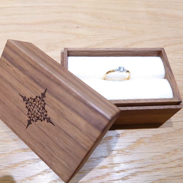 【PORTADA(ポルターダ)の口コミ】 デザイン:シンプルなリングデザインに主張し過ぎずとも存在感のあるダイヤ…