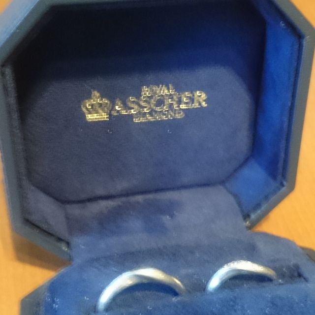【ROYAL ASSCHER(ロイヤル・アッシャー)の口コミ】 他のブランドの指輪をはめた感覚を比べると、圧倒的に滑らかに指に入った…