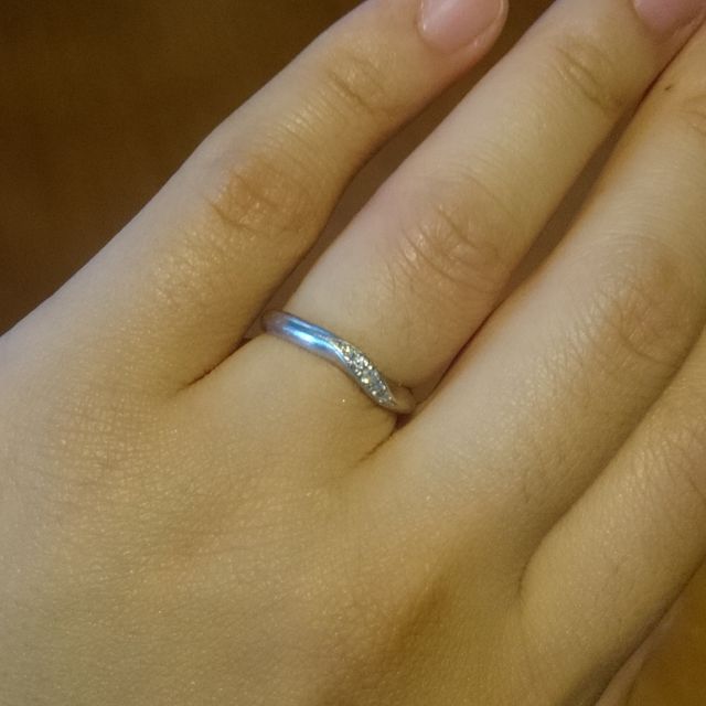 【ROYAL ASSCHER(ロイヤル・アッシャー)の口コミ】 他のブランドの指輪をはめた感覚を比べると、圧倒的に滑らかに指に入った…