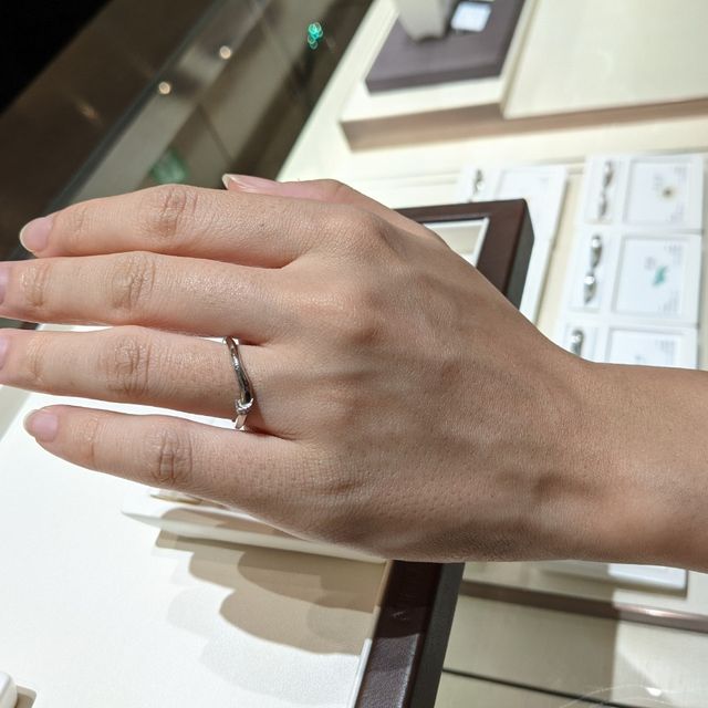 【俄(にわか)の口コミ】 デザインの可愛さに惹かれて試着に行きました。試着した「結　」は結び目…