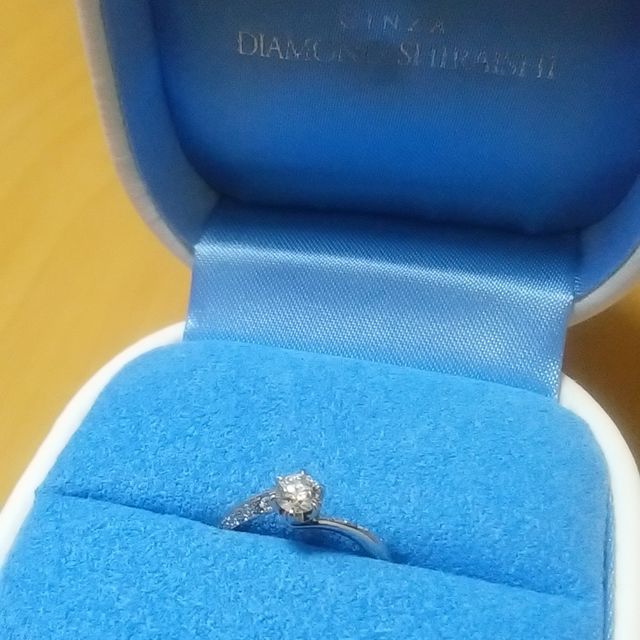 【銀座ダイヤモンドシライシの口コミ】 普段はゴールドの指輪をつけることが多かったので、婚約指輪もゴールドに…