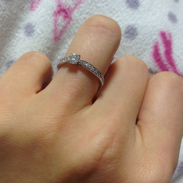 【ティファニー(Tiffany & Co.)の口コミ】 シンプルなデザインと小ぶりなところ。
大きすぎないので婚約指輪ですが気…