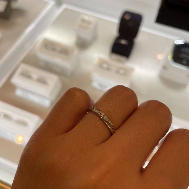 【4℃ BRIDAL(ヨンドシーブライダル)の口コミ】 値段もお手頃価格で正面からはダイヤがとても綺麗に見えるデザインでした…