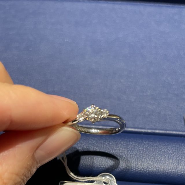 【銀座ダイヤモンドシライシの口コミ】 流れるデザインで、真ん中にダイヤモンド、両脇にメレダイヤモンドがつい…