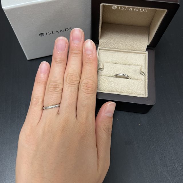 【ISLANDS(アイランズ)の口コミ】 シリーズ名:barrel2.0mm
素材感:pt950
模様がシンプルでとても気に入りま…