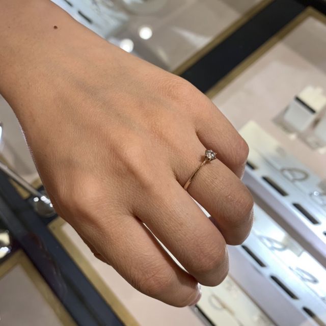 【SIENAROSE(シエナロゼ)の口コミ】 ザ婚約指輪だけど、派手すぎずとても可愛かったです。もともと指が太い方…