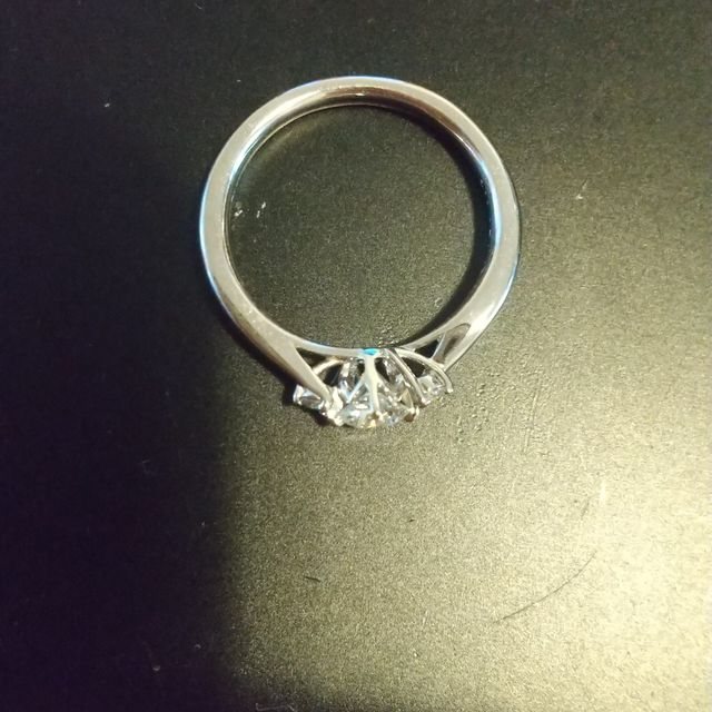 【ラザール ダイヤモンド(LAZARE DIAMOND)の口コミ】 両脇にメレダイヤがあり、中央のダイヤモンドが際立つデザインがかわいい…