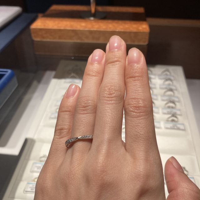 【銀座ダイヤモンドシライシの口コミ】 婚約指輪がペアシェイプカットのため、重ね付けできるタイプを探していま…