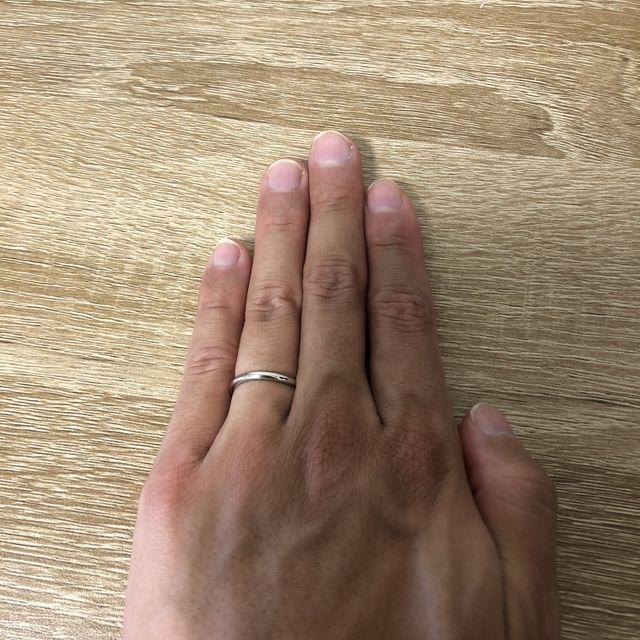 【4℃ BRIDAL(ヨンドシーブライダル)の口コミ】 指輪のデザインは妻と合わせたウェーブ型を選びました。妻の指輪にはダイ…