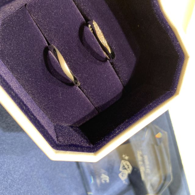 【4℃ BRIDAL(ヨンドシーブライダル)の口コミ】 シンプルだけどさりげなくも華やかなデザインが気に入りました。
また、ス…