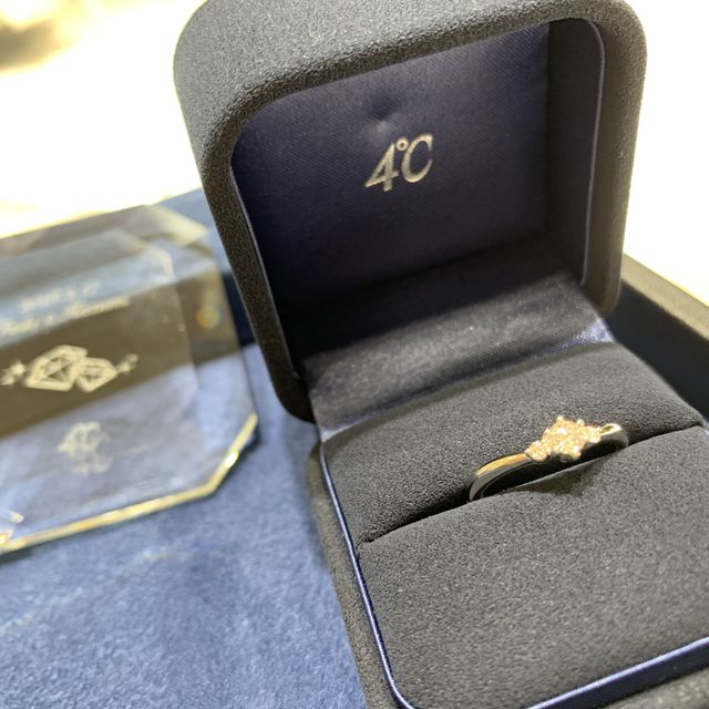 【4℃ BRIDAL(ヨンドシーブライダル)の口コミ】 シンプルだけどさりげなくも華やかなデザインが気に入りました。
また、ス…