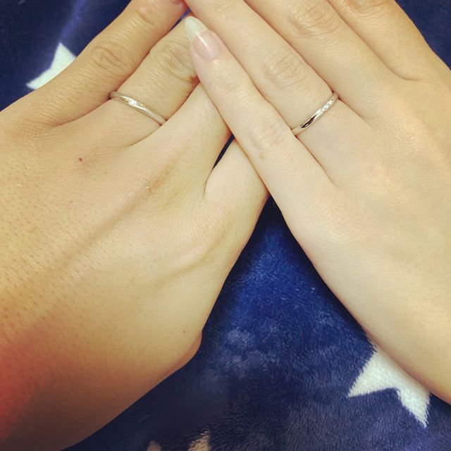 【LEGAN(レガン)の口コミ】 デザインとブルーダイヤのかわいらしさです。
マット加工を施し、シックな…