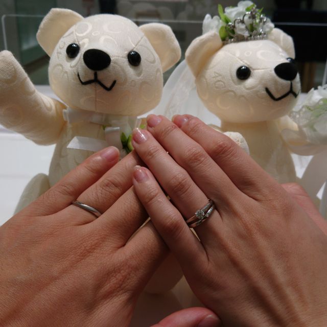 【4℃ BRIDAL(ヨンドシーブライダル)の口コミ】 デザイン：シンプルで飽きないと思う。ストレートと曲線で迷ったが、少し…