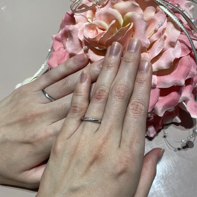 【TRECENTI(トレセンテ)の口コミ】 第一にデザインを重視しました。第二に指輪の素材で決めました。
表面の加…