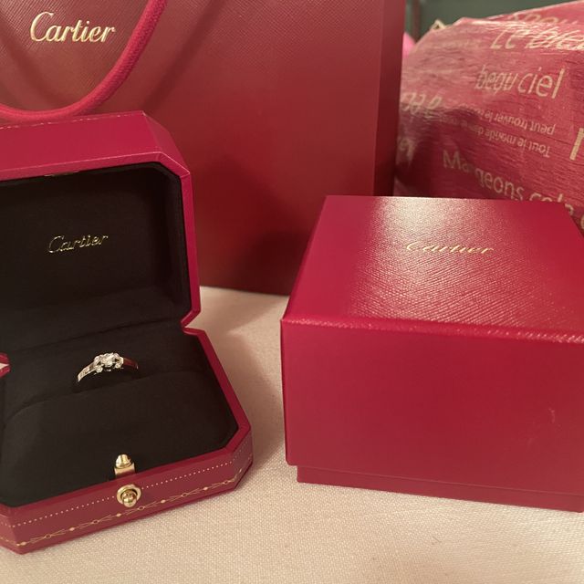 【カルティエ(Cartier)の口コミ】 昔からカルティエの婚約指輪にずっと憧れていました。その中でもリボンの…