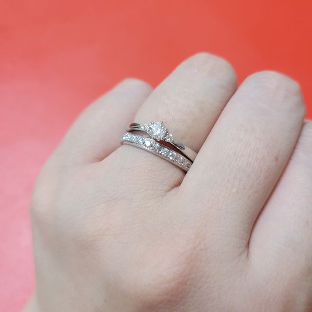 【4℃ BRIDAL(ヨンドシーブライダル)の口コミ】 旦那さん（当時の彼氏さん）からプロポーズの時に頂きました。百貨店に探…