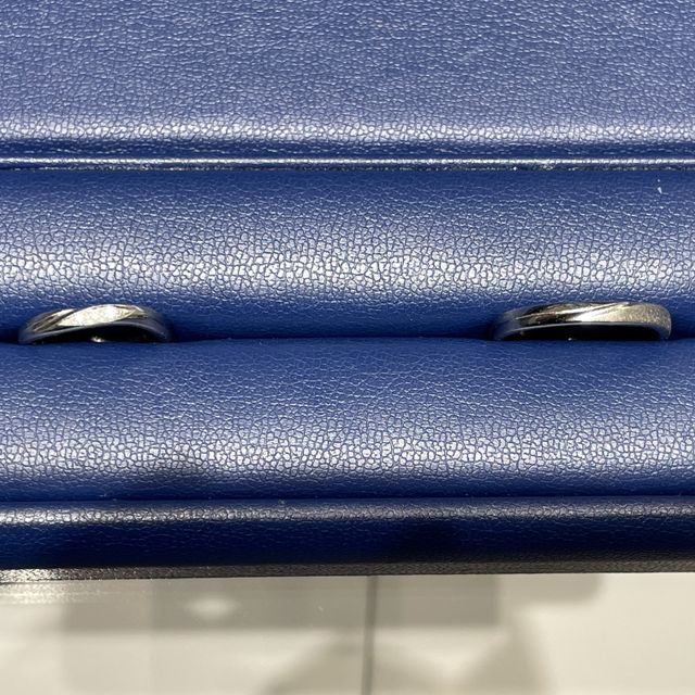 【銀座ダイヤモンドシライシの口コミ】 ウェーブを検討しながら、結婚指輪を探していましたが、やわらかな印象の…