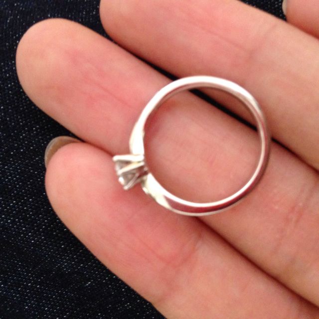 【4℃ BRIDAL(ヨンドシーブライダル)の口コミ】 大きすぎず小さすぎないダイヤモンドが気に入りました。また、派手なデザ…