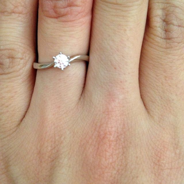 【4℃ BRIDAL(ヨンドシーブライダル)の口コミ】 大きすぎず小さすぎないダイヤモンドが気に入りました。また、派手なデザ…