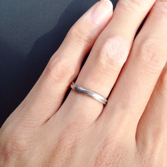 【銀座ダイヤモンドシライシの口コミ】 斜めに見えるデザインのため指が細く見えました。また指輪自体が細いのも…