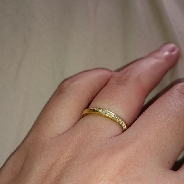 【hum(ハム)の口コミ】 ゴールドのリングと決めており、humはゴールドの色の種類が多く、二人でグ…