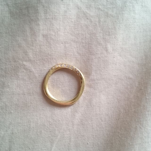 【hum(ハム)の口コミ】 ゴールドのリングと決めており、humはゴールドの色の種類が多く、二人でグ…
