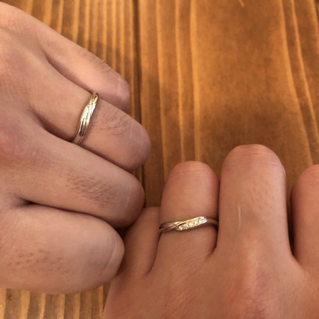 【ケイウノ ブライダル(K.UNO BRIDAL)の口コミ】 指の特徴に合わせたカタチと、婚約指輪を重ね付けした時の隙間が綺麗にな…
