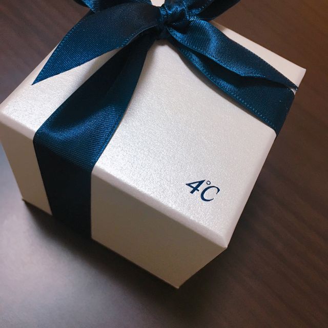 【4℃ BRIDAL(ヨンドシーブライダル)の口コミ】 ﾀﾞｲﾔなどはなくｼﾝﾌﾟﾙなものを希望していて且つﾃｸｽﾁｬｰを自分達で決められま…