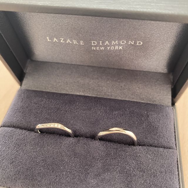 【ラザール ダイヤモンド(LAZARE DIAMOND)の口コミ】 ウェーブまたはストレートで探してました。指の形的に
私の指にはウェーブ…