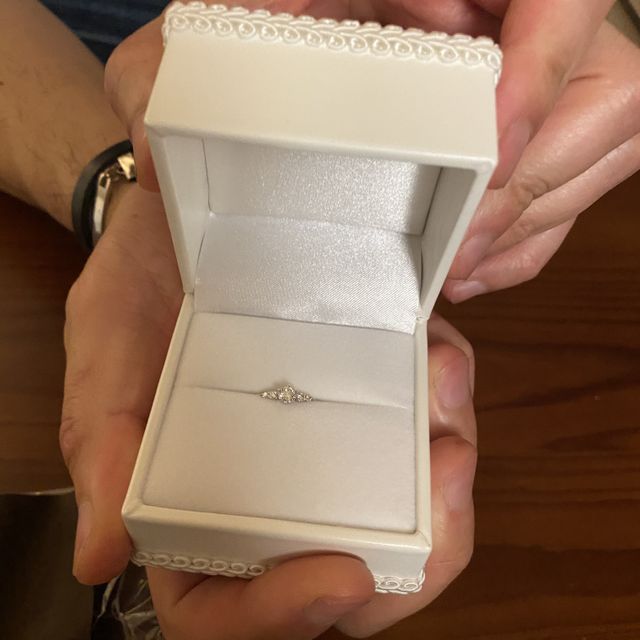 【LEGAN(レガン)の口コミ】 プラチナ、V字、真ん中のダイヤの両側にメレダイヤが2石入ったもの、細身…