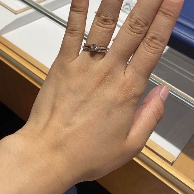 【銀座ダイヤモンドシライシの口コミ】 結婚指輪は他と違うデザインを探しておりつけた時の輝きや少しウェーブの…