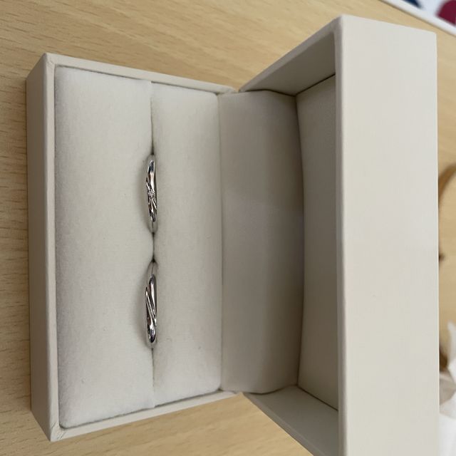 【RosettE(ロゼット)の口コミ】 指輪についている設定がすごく素敵で決めました。２つの指輪を合わせると…