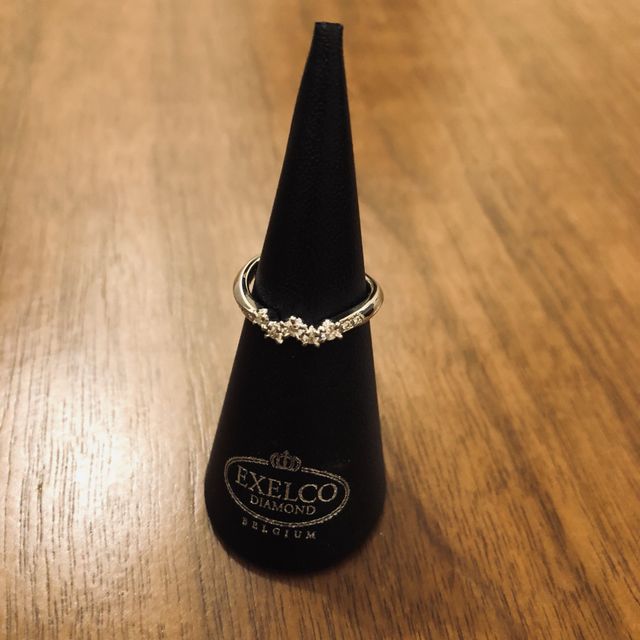 【エクセルコダイヤモンド(EXELCO DIAMOND)の口コミ】 石が一つのものと悩みましたが、ダイヤの輝きはそのままに普段付け出来そ…