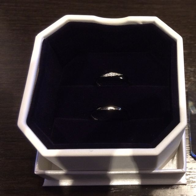【4℃ BRIDAL(ヨンドシーブライダル)の口コミ】 ウェーブした形にダイヤモンドが入る指輪が欲しいと思っていたので、こち…