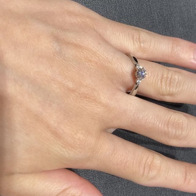 【エクセルコダイヤモンド(EXELCO DIAMOND)の口コミ】 エリザベートフィーヌという婚約指輪を試着しました。サイドにミルうちが…