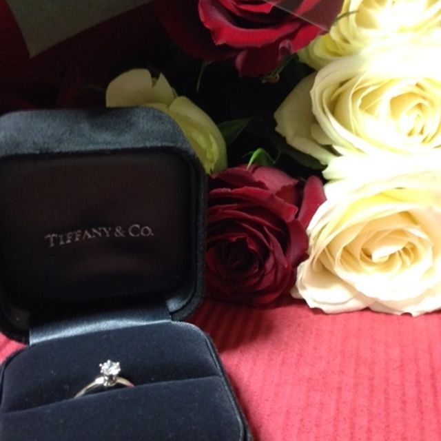 【ティファニー(Tiffany & Co.)の口コミ】 最近はダイヤがリングが埋め込まれているタイプの婚約指輪がたくさんあり…