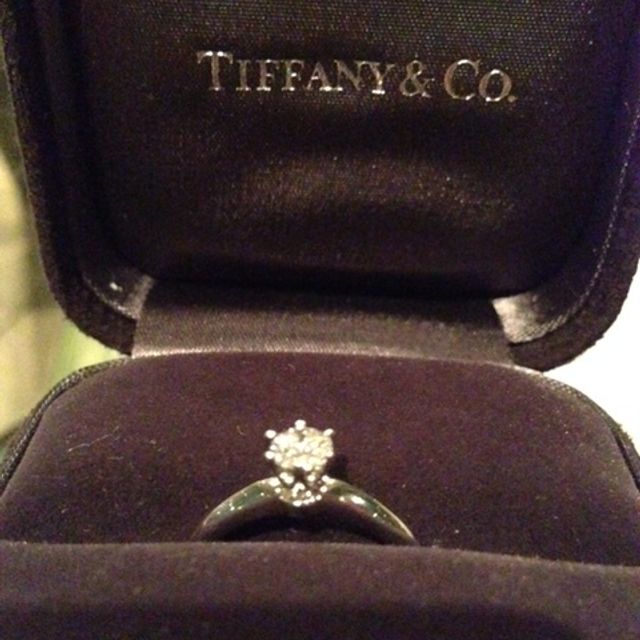 【ティファニー(Tiffany & Co.)の口コミ】 最近はダイヤがリングが埋め込まれているタイプの婚約指輪がたくさんあり…