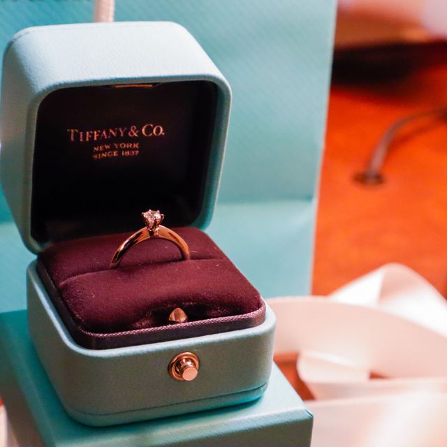 【ティファニー(Tiffany & Co.)の口コミ】 指輪のシンプルさ、箱の質感、ブランド力。
やはり総合的にティファニーは…
