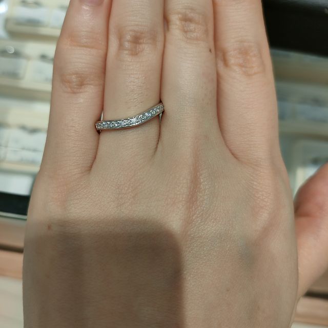 【ジュエリーKANDAの口コミ】 ウェーブデザインで広範囲にダイヤが入っていて、とても華やかでした。つ…