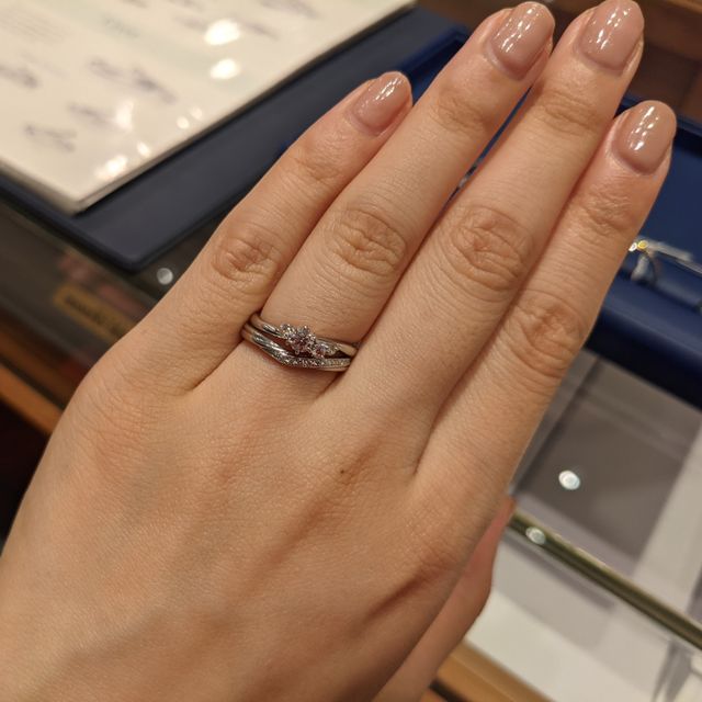 【銀座ダイヤモンドシライシの口コミ】 デザインも豊富でした。結婚指輪と重ね付けしたときにのバランスも全部良…
