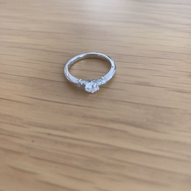 【ROYAL ASSCHER(ロイヤル・アッシャー)の口コミ】 指輪のデザインがどれも素敵でしたが、一際目を引いたのがこの指輪でした…