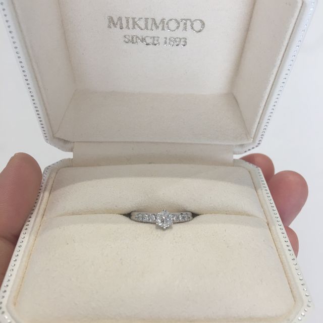 【MIKIMOTO(ミキモト)の口コミ】 センターダイヤとメレダイヤが共にキラキラ輝き素敵だった。普段使いしや…